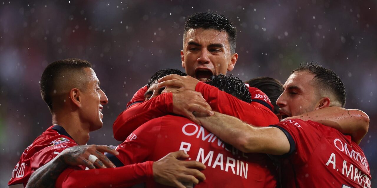 LA CHIVAS GANAN EL CLÁSICO TAPATÍO CON GOLEADA